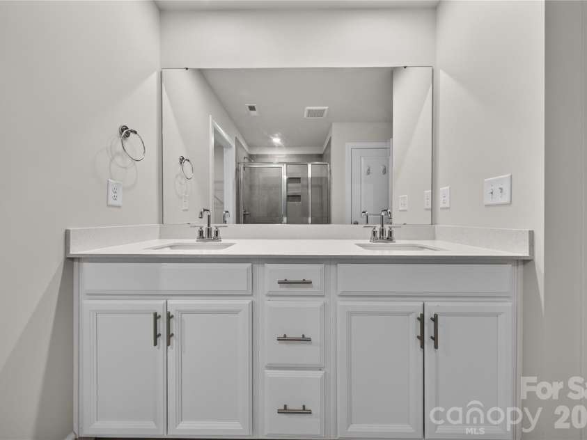 13222 Kenworth Road, Charlotte, NC 28278.  MLS# CAR4407119, YatesRealty ID 39740. Double Vanity