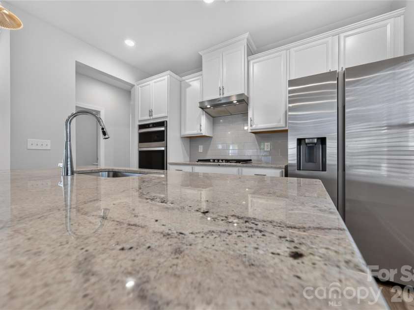 13222 Kenworth Road, Charlotte, NC 28278.  MLS# CAR4407119, YatesRealty ID 39740. Granite Counters