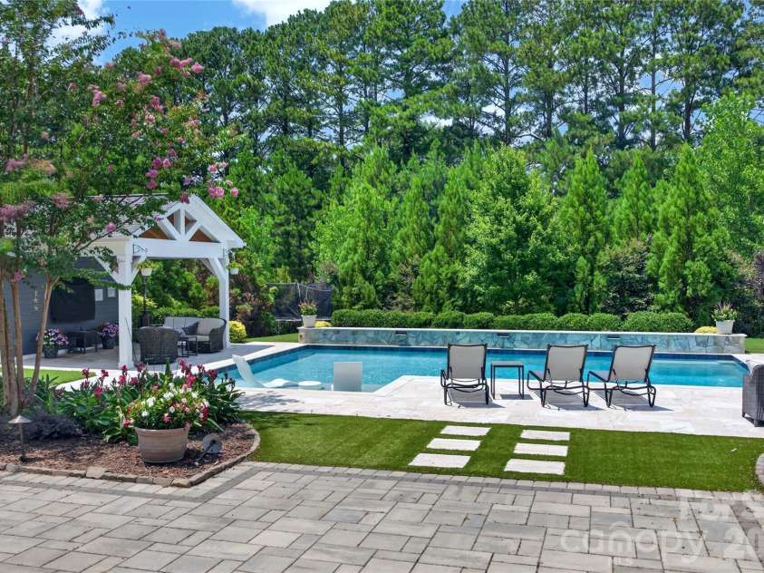 5110 Harwich Circle, Matthews, NC 28104.  MLS# CAR4406982, YatesRealty ID 39744. 