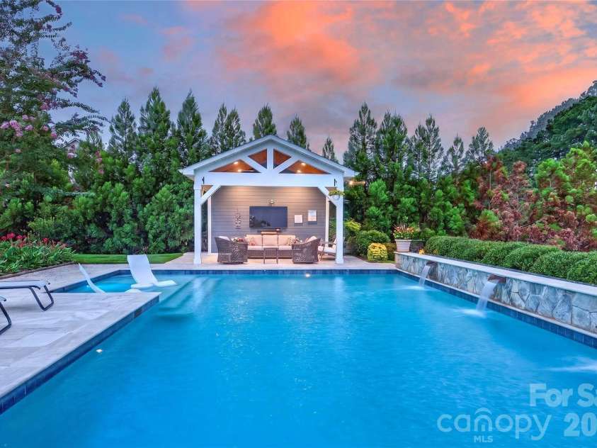 5110 Harwich Circle, Matthews, NC 28104.  MLS# CAR4406982, YatesRealty ID 39744. 