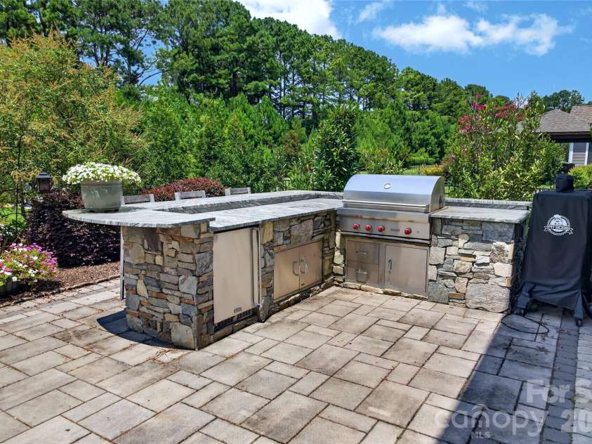5110 Harwich Circle, Matthews, NC 28104.  MLS# CAR4406982, YatesRealty ID 39744. 