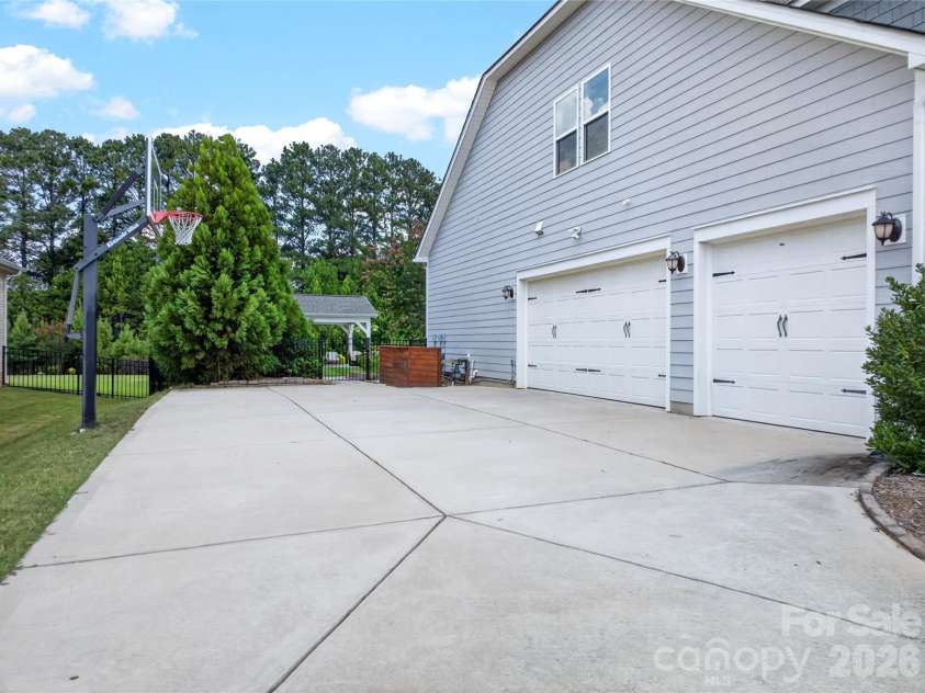 5110 Harwich Circle, Matthews, NC 28104.  MLS# CAR4406982, YatesRealty ID 39744. 