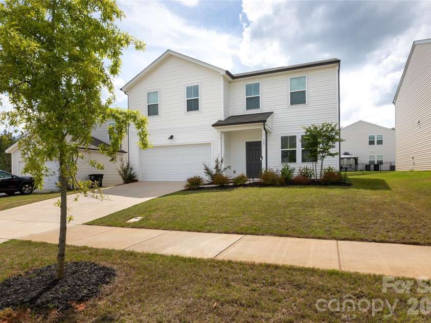 507 Good Hope Road, Concord, NC 28025.  MLS# CAR4407350, YatesRealty ID 39745. Large front yard