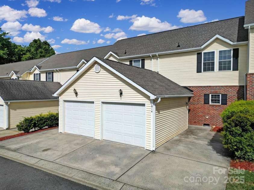 7014 Elm Hill Court, Charlotte, NC 28217.  MLS# CAR4282632, YatesRealty ID 39745. 