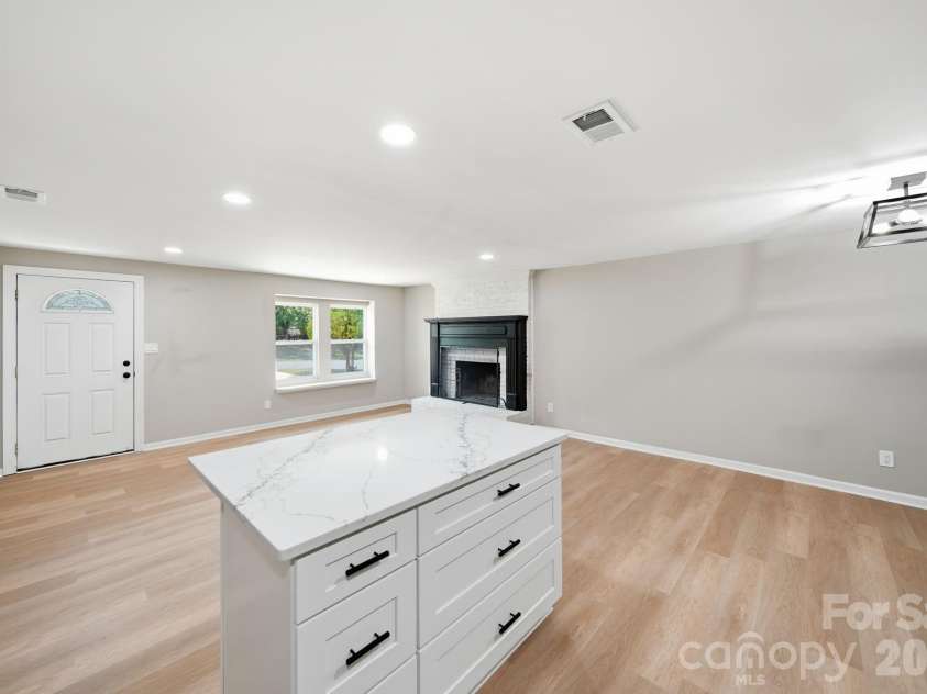 8114 Holly Hill Road, Charlotte, NC 28227.  MLS# CAR4407427, YatesRealty ID 39748. Kitchen Island