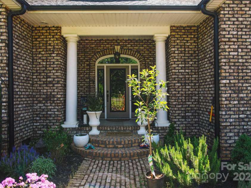 4642 King Crowder Drive, Gastonia, NC 28052.  MLS# CAR4147869, YatesRealty ID 3975. Front entryway