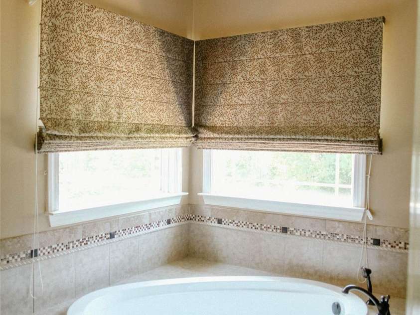 4642 King Crowder Drive, Gastonia, NC 28052.  MLS# CAR4147869, YatesRealty ID 3975. Garden tub