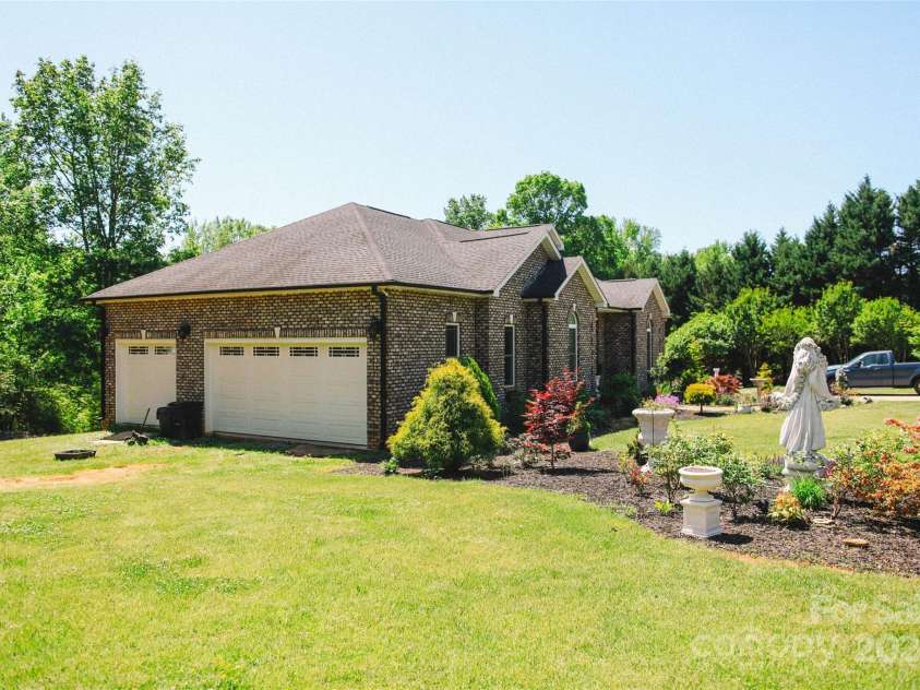 4642 King Crowder Drive, Gastonia, NC 28052.  MLS# CAR4147869, YatesRealty ID 3975. Large three car garage