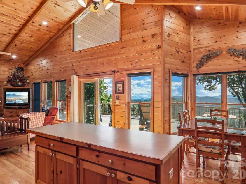 156 Cottage Lane, Mars Hill, NC 28754.  MLS# CAR4406570, YatesRealty ID 39759. Kitchen Island