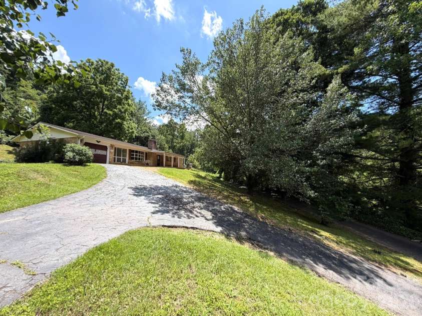 142 Avondale Road, Asheville, NC 28803.  MLS# CAR4406628, YatesRealty ID 39760. 