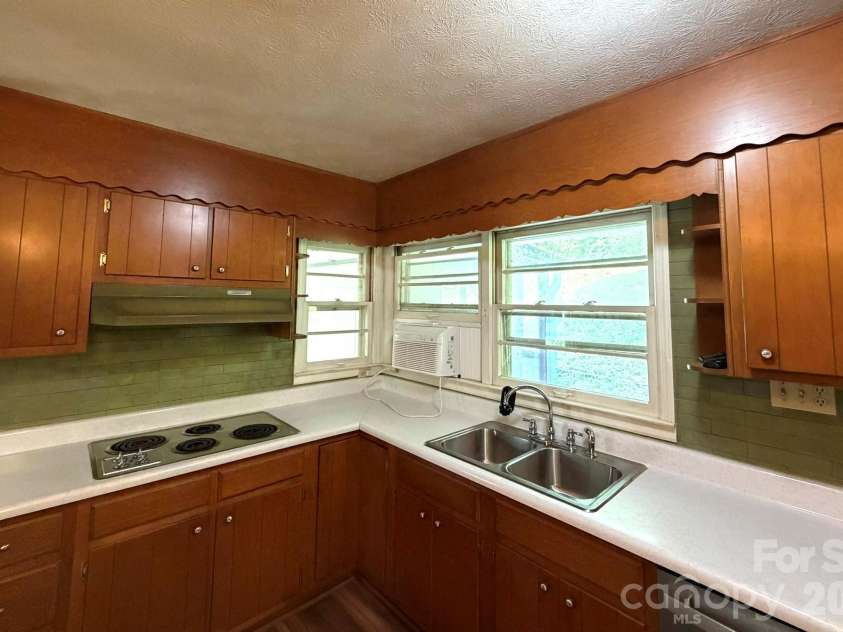 142 Avondale Road, Asheville, NC 28803.  MLS# CAR4406628, YatesRealty ID 39760. 