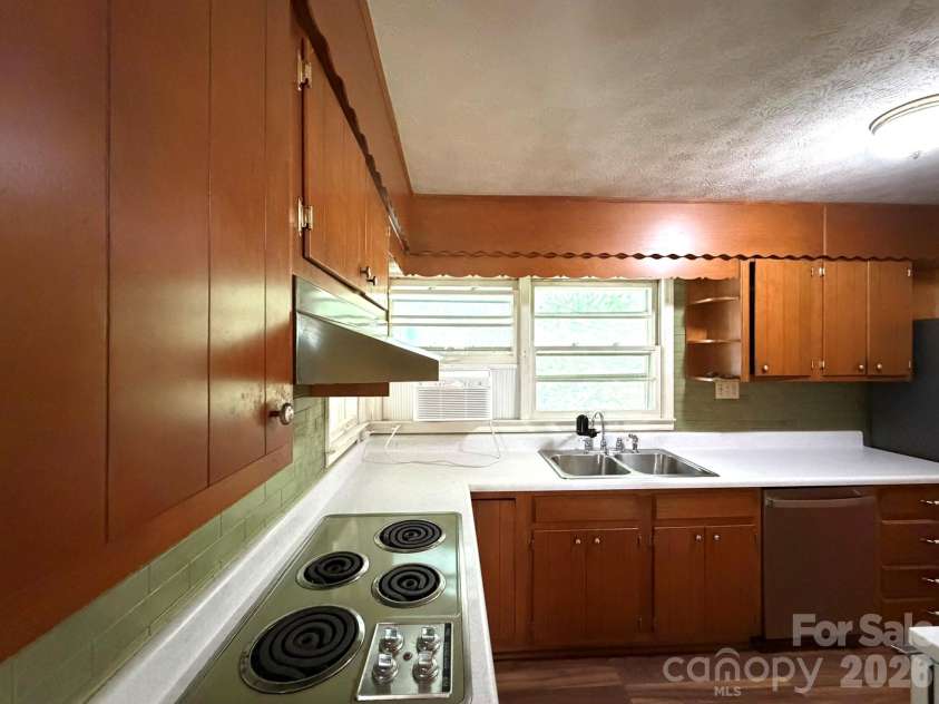 142 Avondale Road, Asheville, NC 28803.  MLS# CAR4406628, YatesRealty ID 39760. 