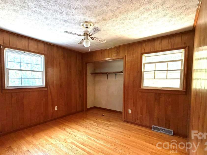 142 Avondale Road, Asheville, NC 28803.  MLS# CAR4406628, YatesRealty ID 39760. 