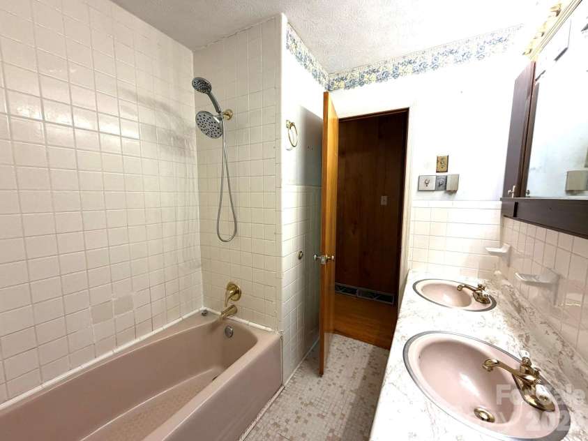 142 Avondale Road, Asheville, NC 28803.  MLS# CAR4406628, YatesRealty ID 39760. 