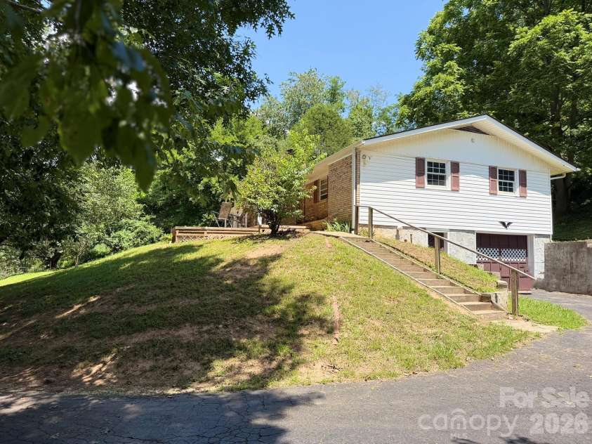 142 Avondale Road, Asheville, NC 28803.  MLS# CAR4406628, YatesRealty ID 39760. 