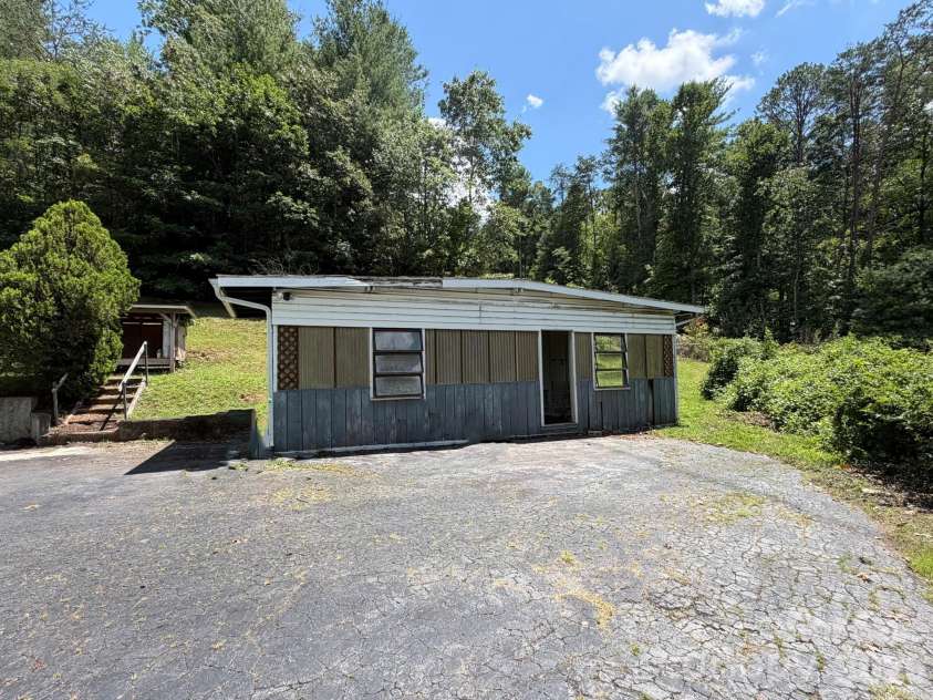 142 Avondale Road, Asheville, NC 28803.  MLS# CAR4406628, YatesRealty ID 39760. 