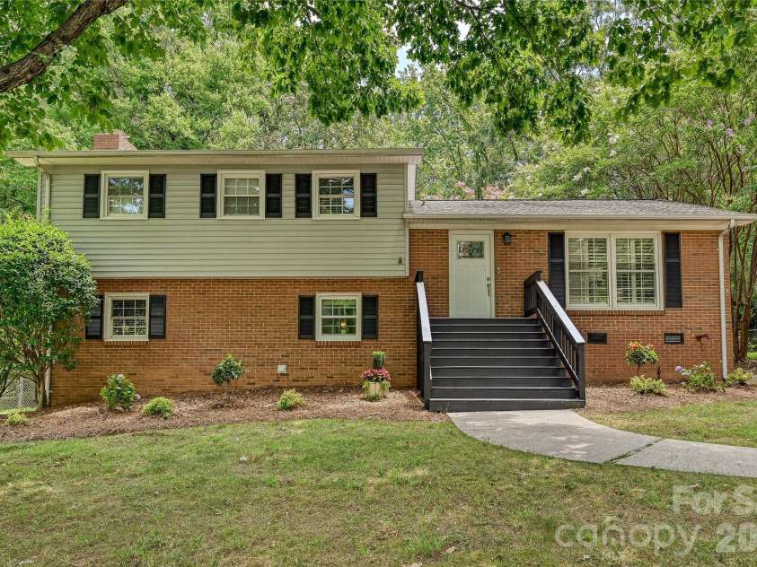 2308 Knickerbocker Drive, Charlotte, NC 28212.  MLS# CAR4406627, YatesRealty ID 39761. 
