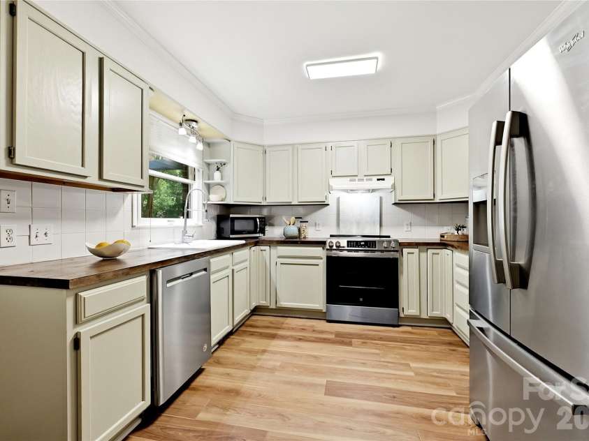 2308 Knickerbocker Drive, Charlotte, NC 28212.  MLS# CAR4406627, YatesRealty ID 39761. 
