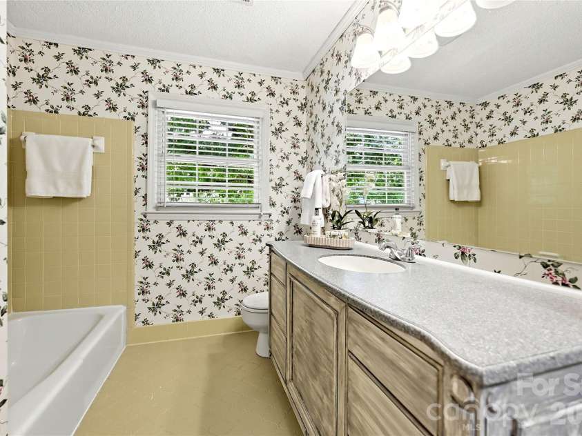 2308 Knickerbocker Drive, Charlotte, NC 28212.  MLS# CAR4406627, YatesRealty ID 39761. 