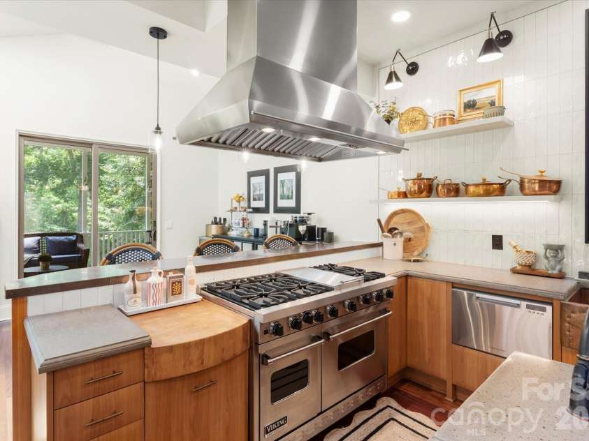 3603 Hennessy Place, Charlotte, NC 28210.  MLS# CAR4406603, YatesRealty ID 39762. Viking Professional Gas Range