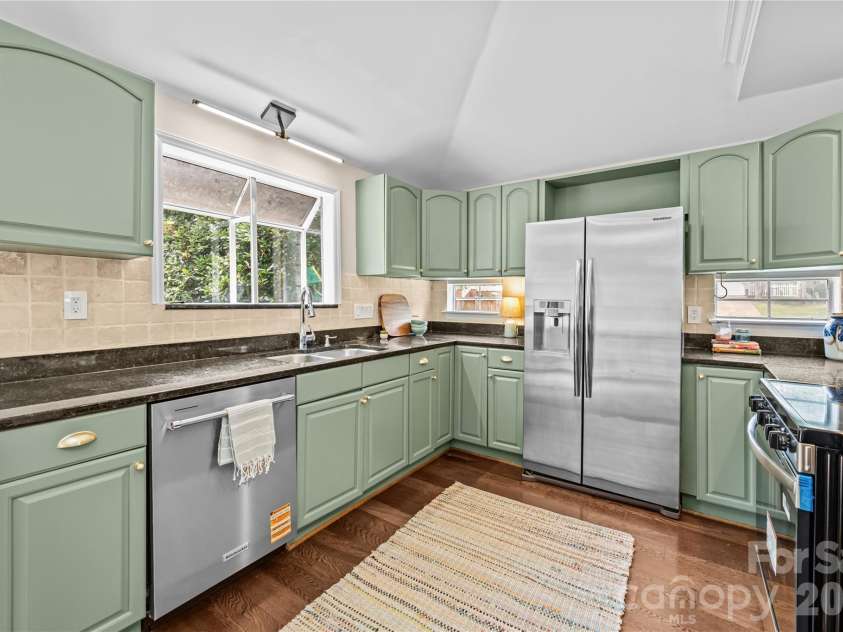 819 Mill Creek Lane, Charlotte, NC 28209.  MLS# CAR4406507, YatesRealty ID 39763. Beautiful updated kitchen.