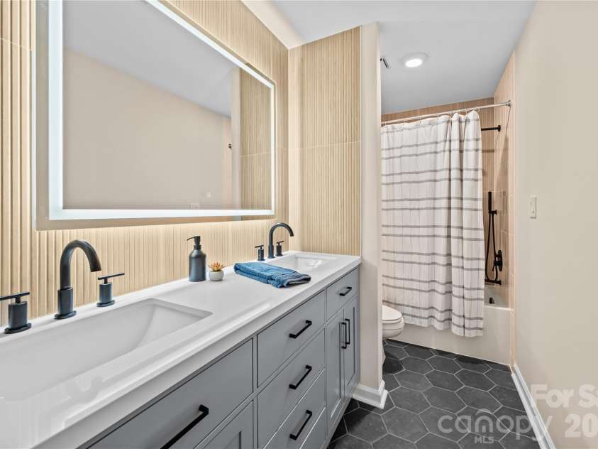 819 Mill Creek Lane, Charlotte, NC 28209.  MLS# CAR4406507, YatesRealty ID 39763. Full Bathroom on upper level