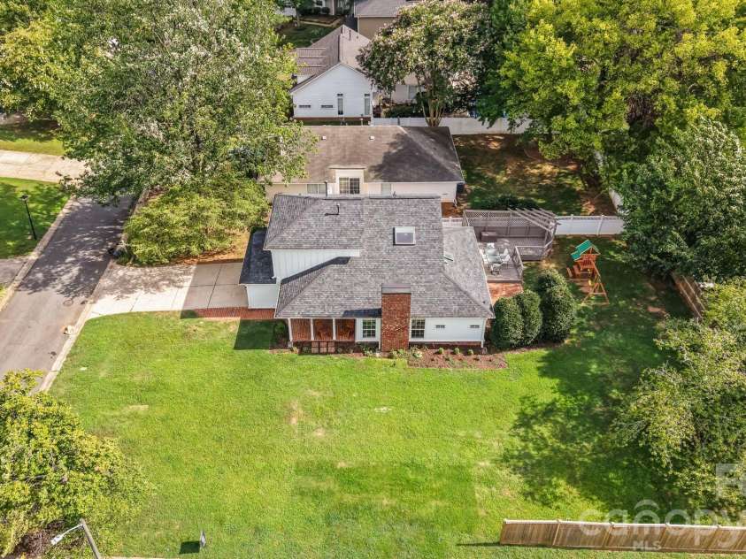819 Mill Creek Lane, Charlotte, NC 28209.  MLS# CAR4406507, YatesRealty ID 39763. Large, level, and enjoyable yard