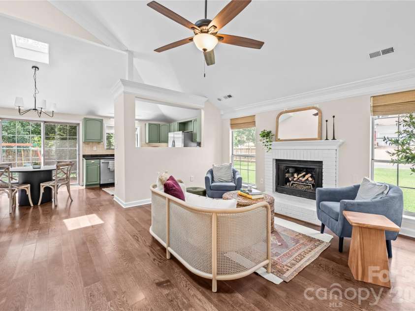 819 Mill Creek Lane, Charlotte, NC 28209.  MLS# CAR4406507, YatesRealty ID 39763. Open floor plan and comfortable design.