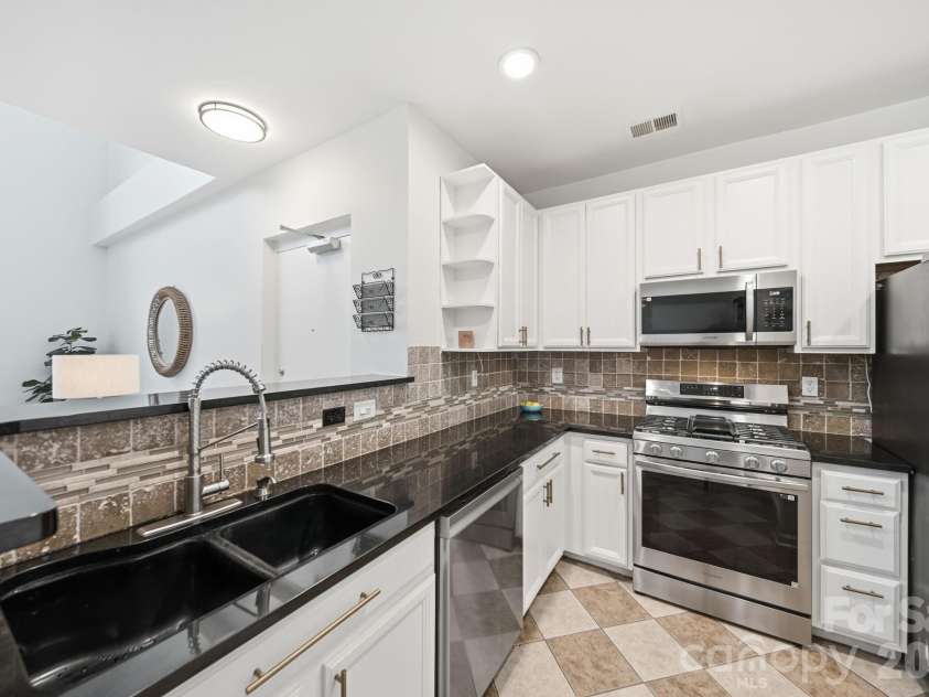 643 Raphael Place, Charlotte, NC 28205.  MLS# CAR4406320, YatesRealty ID 39771. 