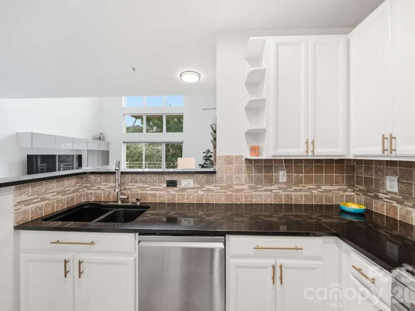 643 Raphael Place, Charlotte, NC 28205.  MLS# CAR4406320, YatesRealty ID 39771. 