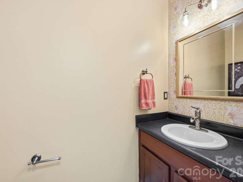 643 Raphael Place, Charlotte, NC 28205.  MLS# CAR4406320, YatesRealty ID 39771. 