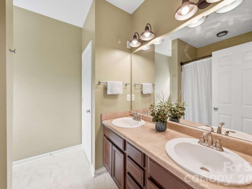 643 Raphael Place, Charlotte, NC 28205.  MLS# CAR4406320, YatesRealty ID 39771. 
