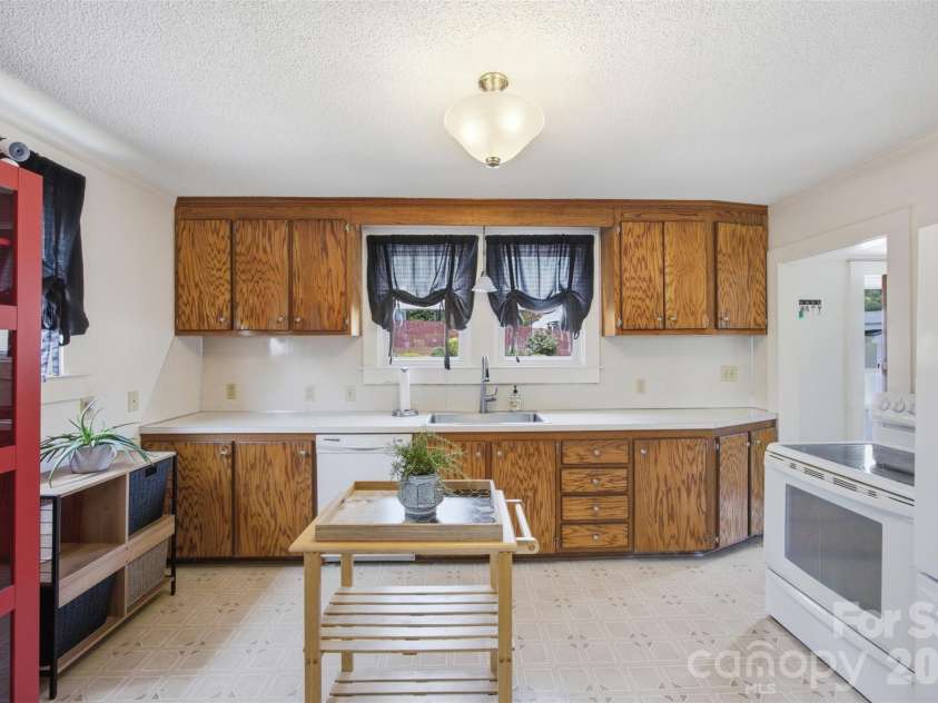 114 York Avenue, Kannapolis, NC 28083.  MLS# CAR4406285, YatesRealty ID 39772. 