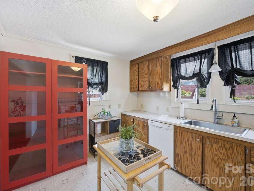 114 York Avenue, Kannapolis, NC 28083.  MLS# CAR4406285, YatesRealty ID 39772. 