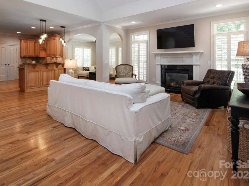 4709 Trey View Court, Mint Hill, NC 28227.  MLS# CAR4173427, YatesRealty ID 3978. Great Rm-arched openings to Sunroom-kitchen w/dbl doors to laundry!