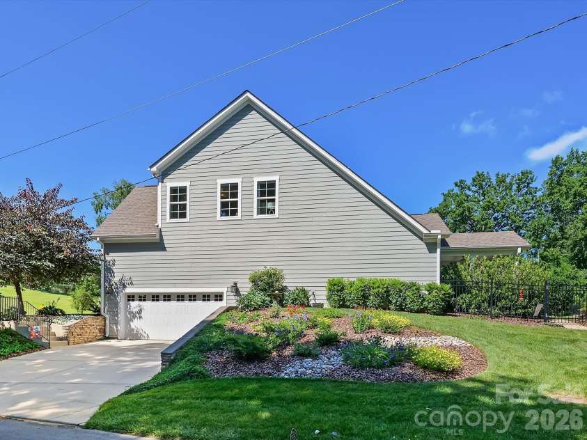 804 Sardis Lane, Charlotte, NC 28270.  MLS# CAR4405846, YatesRealty ID 39783. 