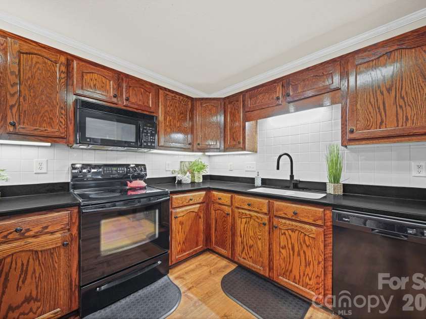 2013 Silvertip Court, Belmont, NC 28012.  MLS# CAR4405875, YatesRealty ID 39784. 