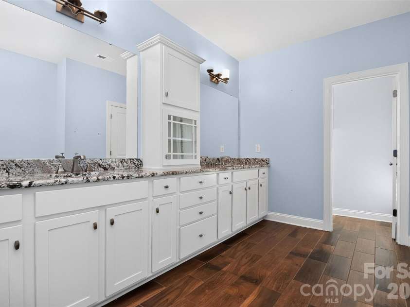 8910 Matthews Farm Lane, Charlotte, NC 28277.  MLS# CAR4405727, YatesRealty ID 39788. 