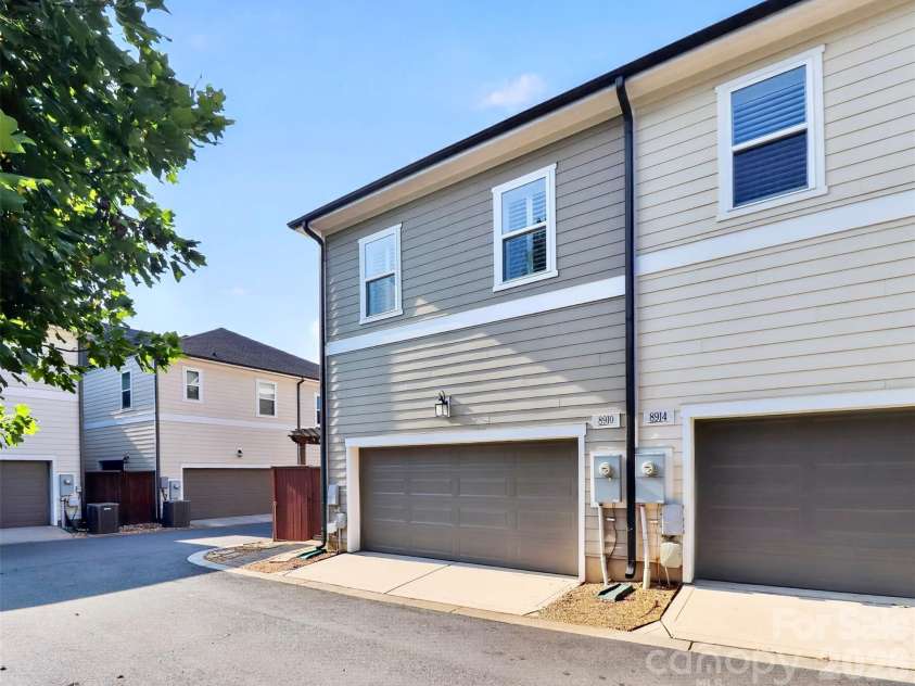 8910 Matthews Farm Lane, Charlotte, NC 28277.  MLS# CAR4405727, YatesRealty ID 39788. 
