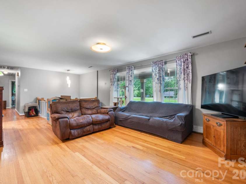 267 25th Avenue, Hickory, NC 28601.  MLS# CAR4405765, YatesRealty ID 39790. 