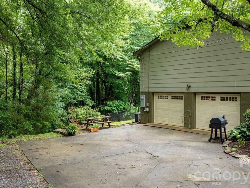 267 25th Avenue, Hickory, NC 28601.  MLS# CAR4405765, YatesRealty ID 39790. 