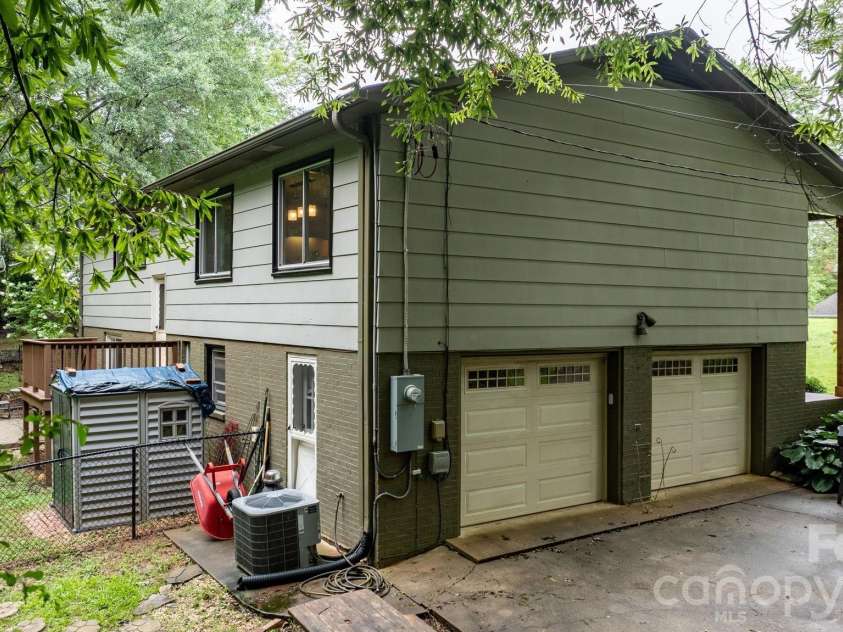 267 25th Avenue, Hickory, NC 28601.  MLS# CAR4405765, YatesRealty ID 39790. 