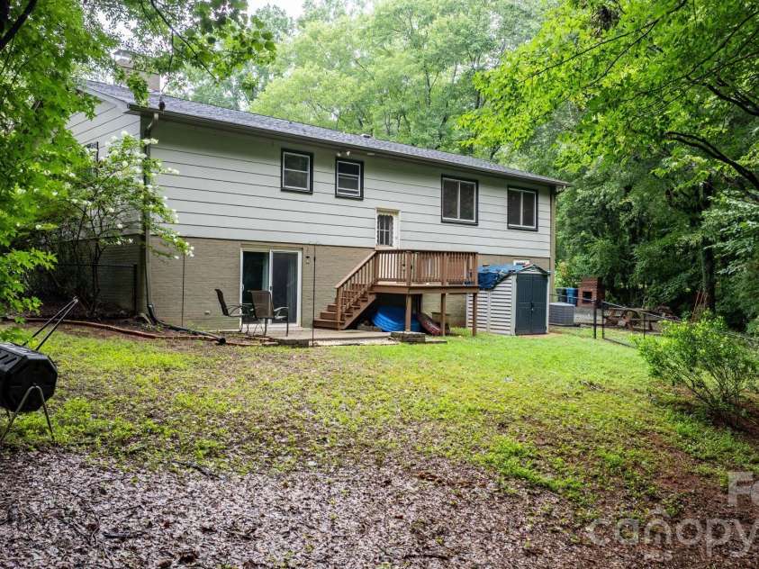 267 25th Avenue, Hickory, NC 28601.  MLS# CAR4405765, YatesRealty ID 39790. 