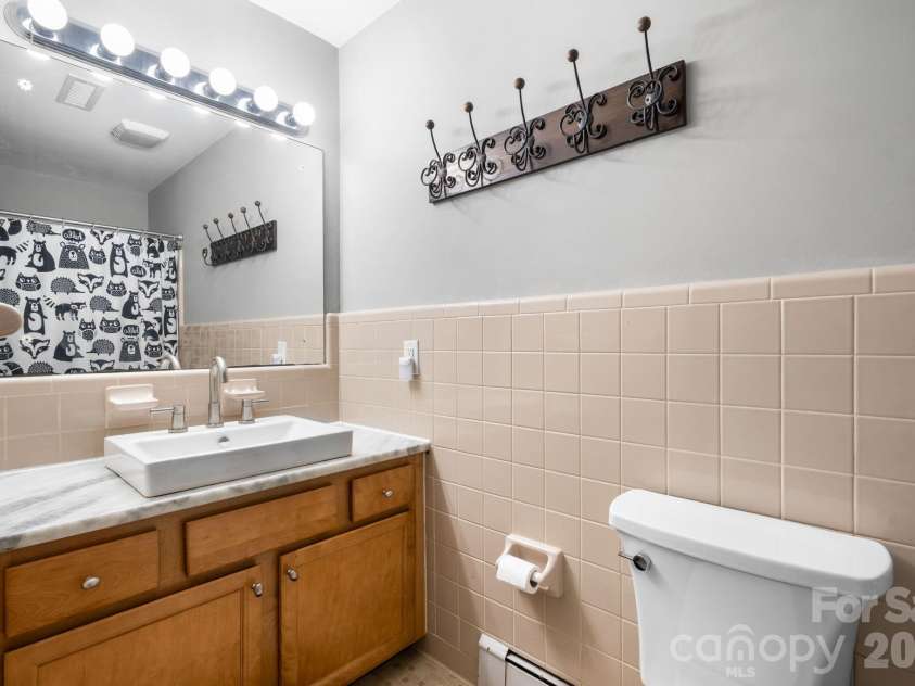 267 25th Avenue, Hickory, NC 28601.  MLS# CAR4405765, YatesRealty ID 39790. Hall Bath