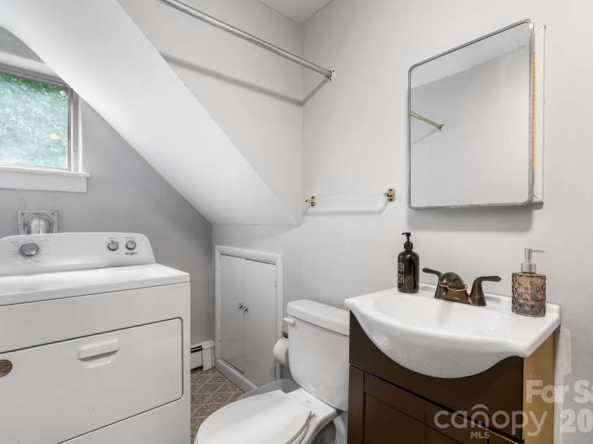 267 25th Avenue, Hickory, NC 28601.  MLS# CAR4405765, YatesRealty ID 39790. Laundry-1/2 Bath