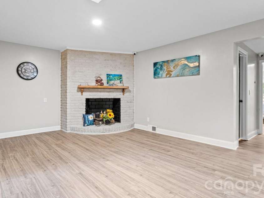 7515 Shady Lane, Charlotte, NC 28215.  MLS# CAR4405642, YatesRealty ID 39792. 