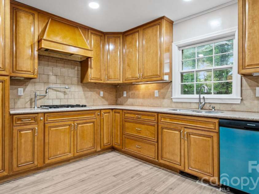 7515 Shady Lane, Charlotte, NC 28215.  MLS# CAR4405642, YatesRealty ID 39792. 