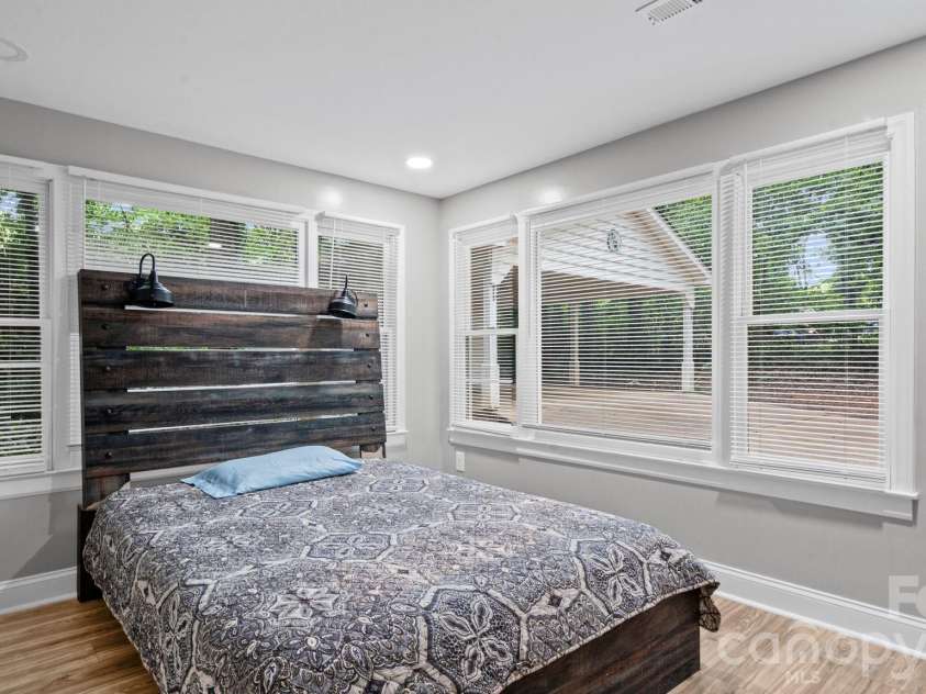 7515 Shady Lane, Charlotte, NC 28215.  MLS# CAR4405642, YatesRealty ID 39792. 