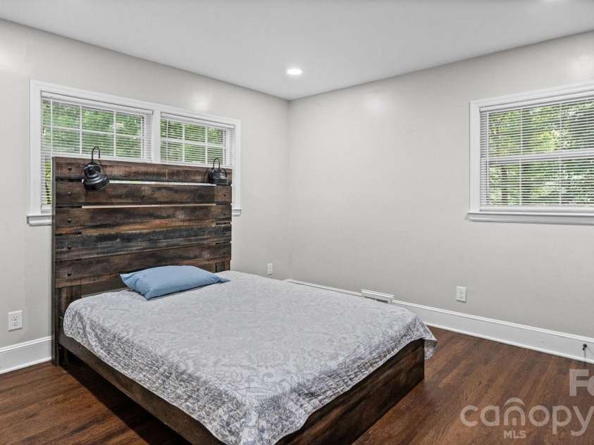 7515 Shady Lane, Charlotte, NC 28215.  MLS# CAR4405642, YatesRealty ID 39792. 