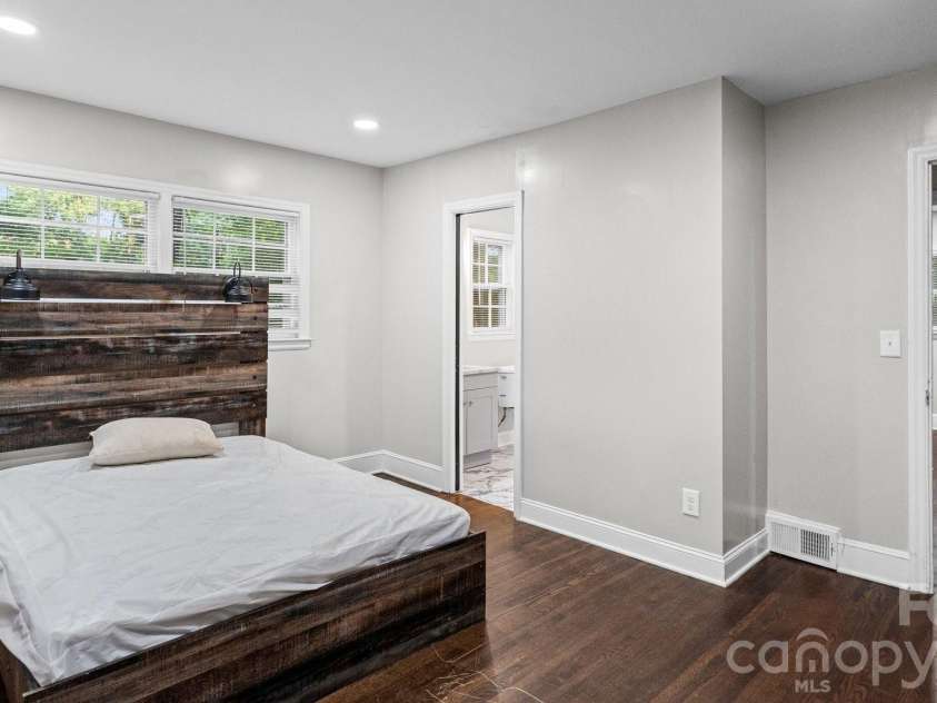 7515 Shady Lane, Charlotte, NC 28215.  MLS# CAR4405642, YatesRealty ID 39792. 